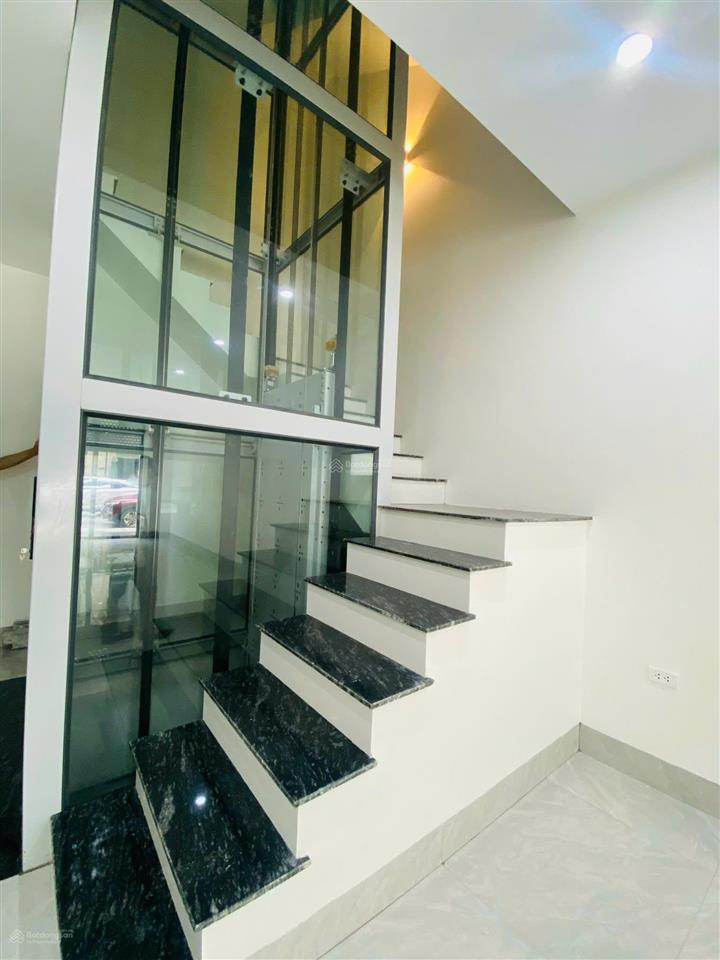 Cần cho thuê tmdv hoàn thiện 5 tầng có thang máy,  em 0398 920 ***