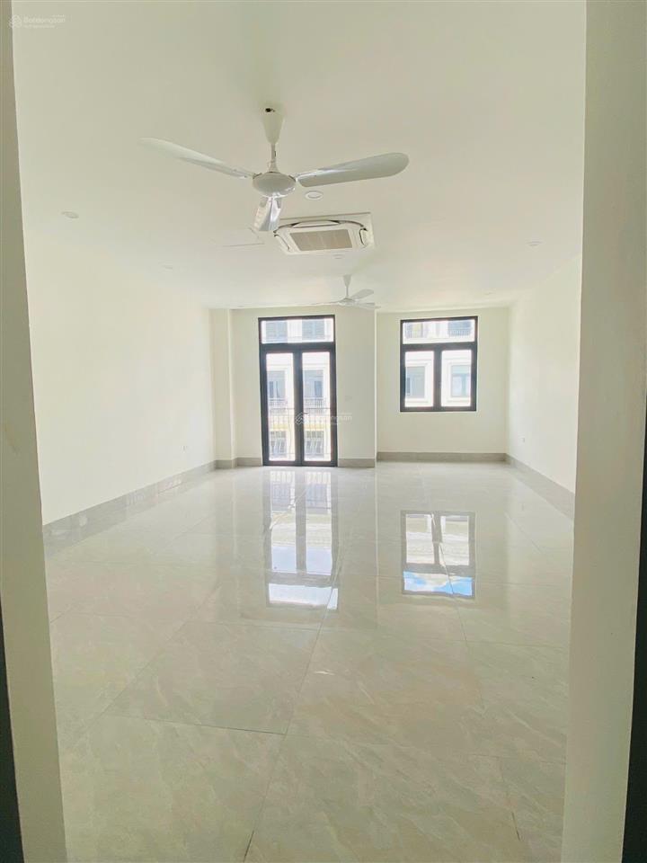 Cần cho thuê tmdv hoàn thiện 5 tầng có thang máy,  em 0398 920 ***