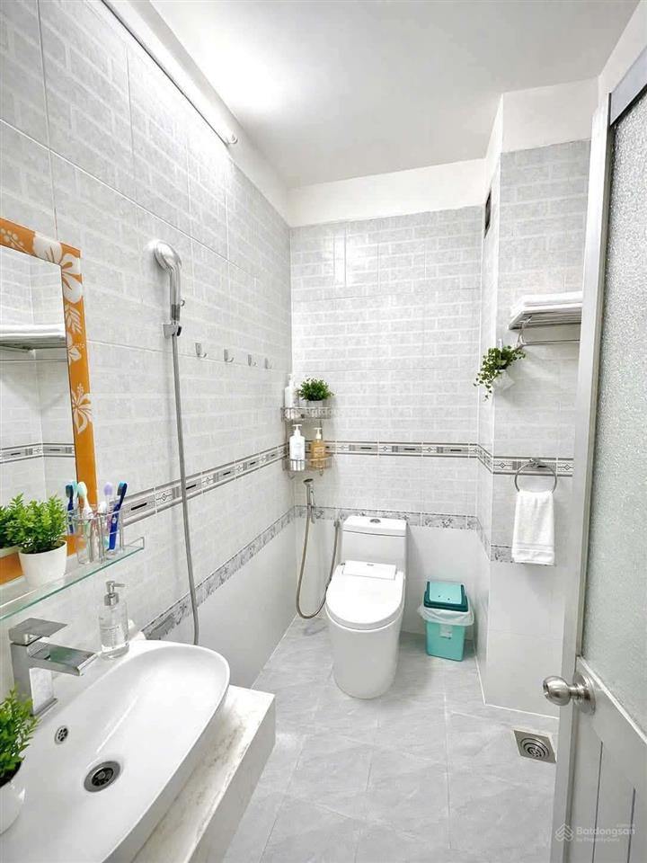 Nhà hẻm xe hơi, diện tích 4x17m, 1 trệt 3 lầu, gần đầm sen, giáp q11