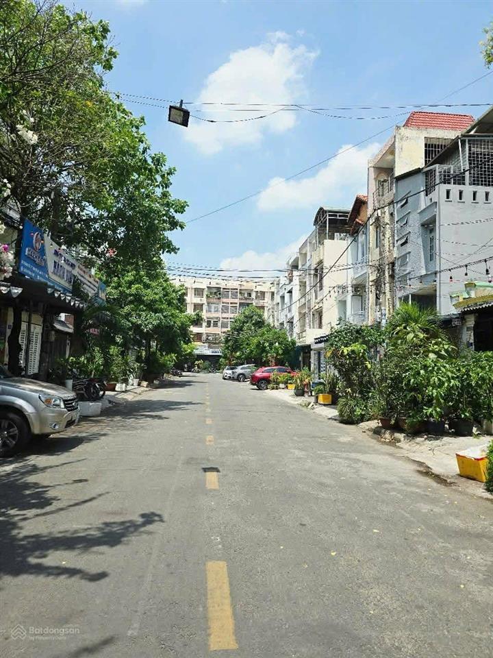 Bán nhà 1 trệt 2 lầu sân thượng 4 phòng ngủ. cách mặt tiền đường lê trọng tấn 20m p. tân phú.