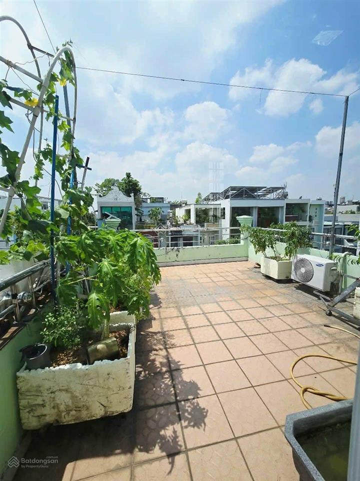 Bán nhà 1 trệt 2 lầu sân thượng 4 phòng ngủ. cách mặt tiền đường lê trọng tấn 20m p. tân phú.
