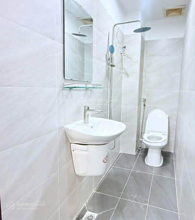 Bán nhà 1 trệt 2 lầu sân thượng 4 phòng ngủ. cách mặt tiền đường lê trọng tấn 20m p. tân phú.