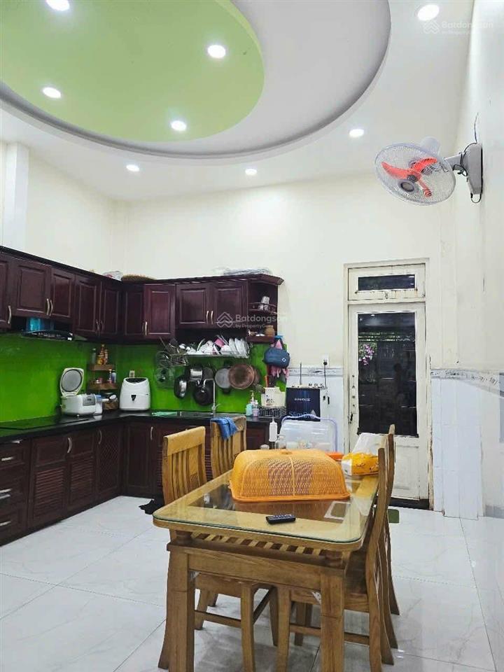 Bán nhà 1 trệt 2 lầu sân thượng 4 phòng ngủ. cách mặt tiền đường lê trọng tấn 20m p. tân phú.
