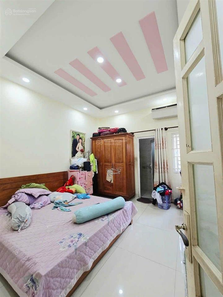 Bán nhà 1 trệt 2 lầu sân thượng 4 phòng ngủ. cách mặt tiền đường lê trọng tấn 20m p. tân phú.