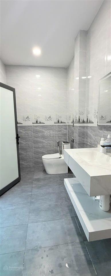 Tôi cần tiền gấp đành bán nhà này. 4 tầng, 4x17m, hẻm 10m, thoại ngọc hầu, 8,5 tỷ