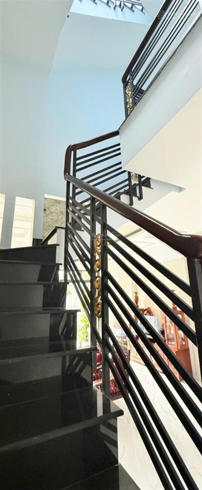 Tôi cần tiền gấp đành bán nhà này. 4 tầng, 4x17m, hẻm 10m, thoại ngọc hầu, 8,5 tỷ