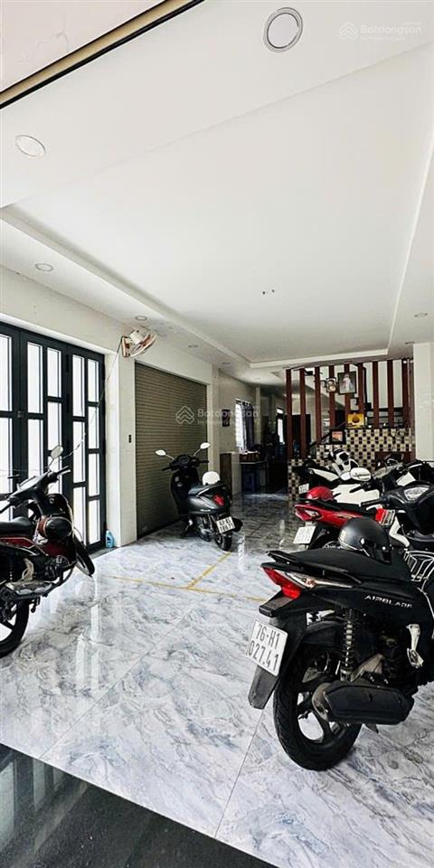 Tọa lạc ngã 4 âu cơ, quận 11  hxh cách 3 căn mặt tiền  ngang 10m  3 tầng mới đẹp  80m2