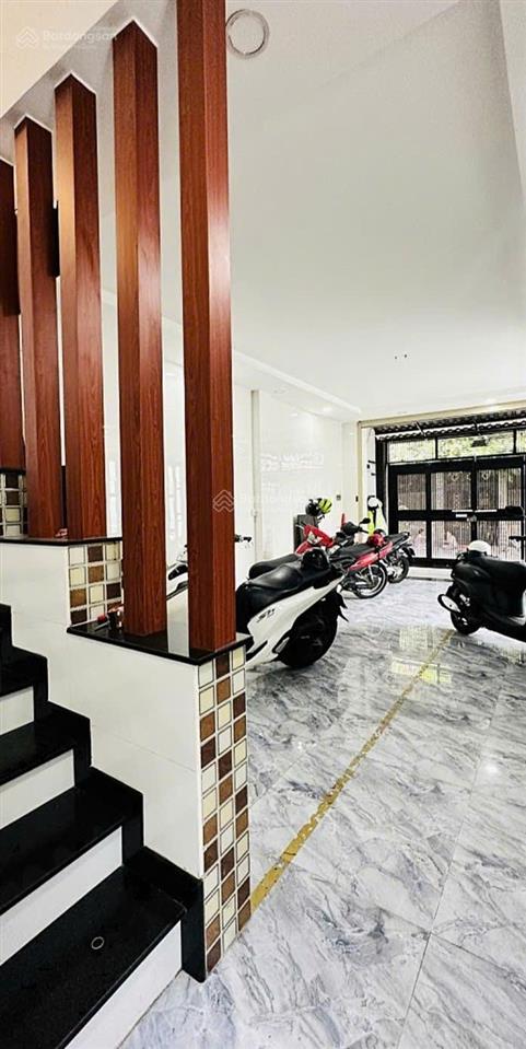 Tọa lạc ngã 4 âu cơ, quận 11  hxh cách 3 căn mặt tiền  ngang 10m  3 tầng mới đẹp  80m2