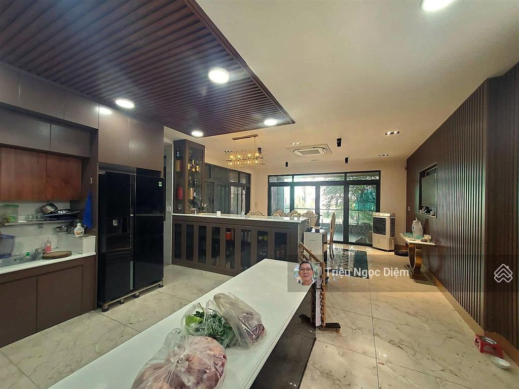 Biệt thự nghỉ dưỡng giữa trung tâm bình thạnh. sân vườn hồ bơi gara 3 ô tô
5 master suite