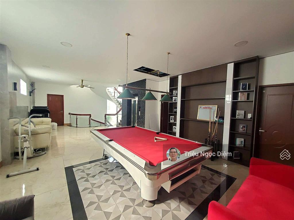 Biệt thự nghỉ dưỡng giữa trung tâm bình thạnh. sân vườn hồ bơi gara 3 ô tô
5 master suite