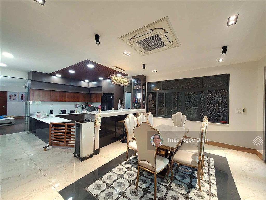 Biệt thự nghỉ dưỡng giữa trung tâm bình thạnh. sân vườn hồ bơi gara 3 ô tô
5 master suite