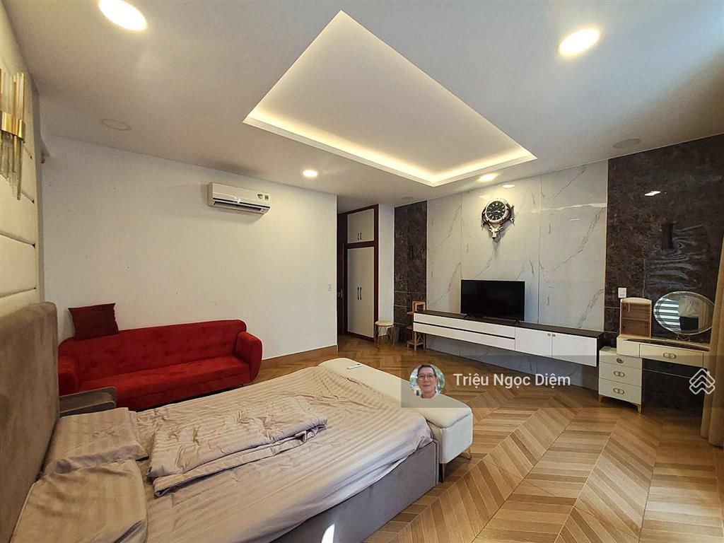 Biệt thự nghỉ dưỡng giữa trung tâm bình thạnh. sân vườn hồ bơi gara 3 ô tô
5 master suite