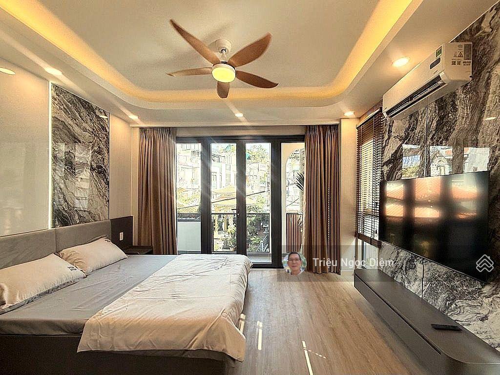 Nhà giáp quận 1 xe hơi tới nhà cách mặt tiền điện biên phủ 30m. nhà mới đẹp nội thất cao cấp.