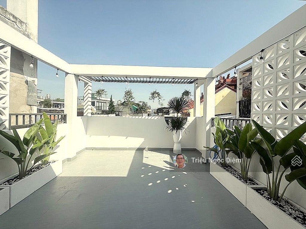 Nhà giáp quận 1 xe hơi tới nhà cách mặt tiền điện biên phủ 30m. nhà mới đẹp nội thất cao cấp.