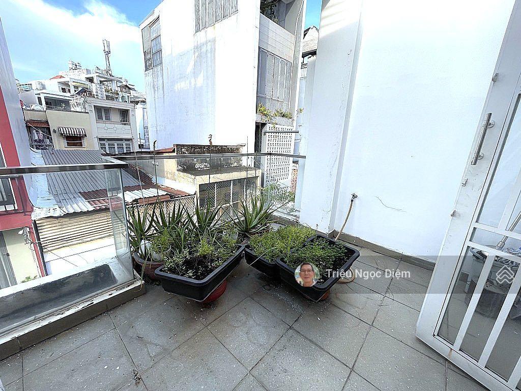 Nhà đẹp 3 tầng quận 3 hẻm xe hơi 6 mét thông lê văn sỹ full nội thất.