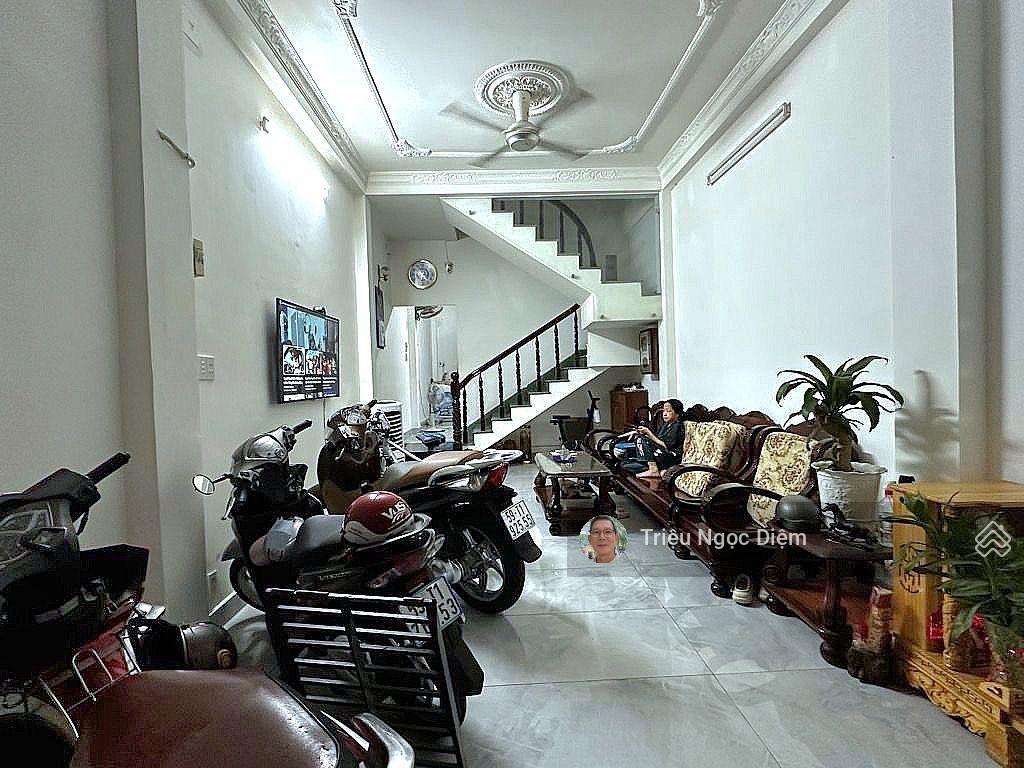 Quận 1 cư xá nguyễn cảnh chân  ngay khu bộ công an hẻm nhựa thông 8 mét , thông trần hưng đạo.
