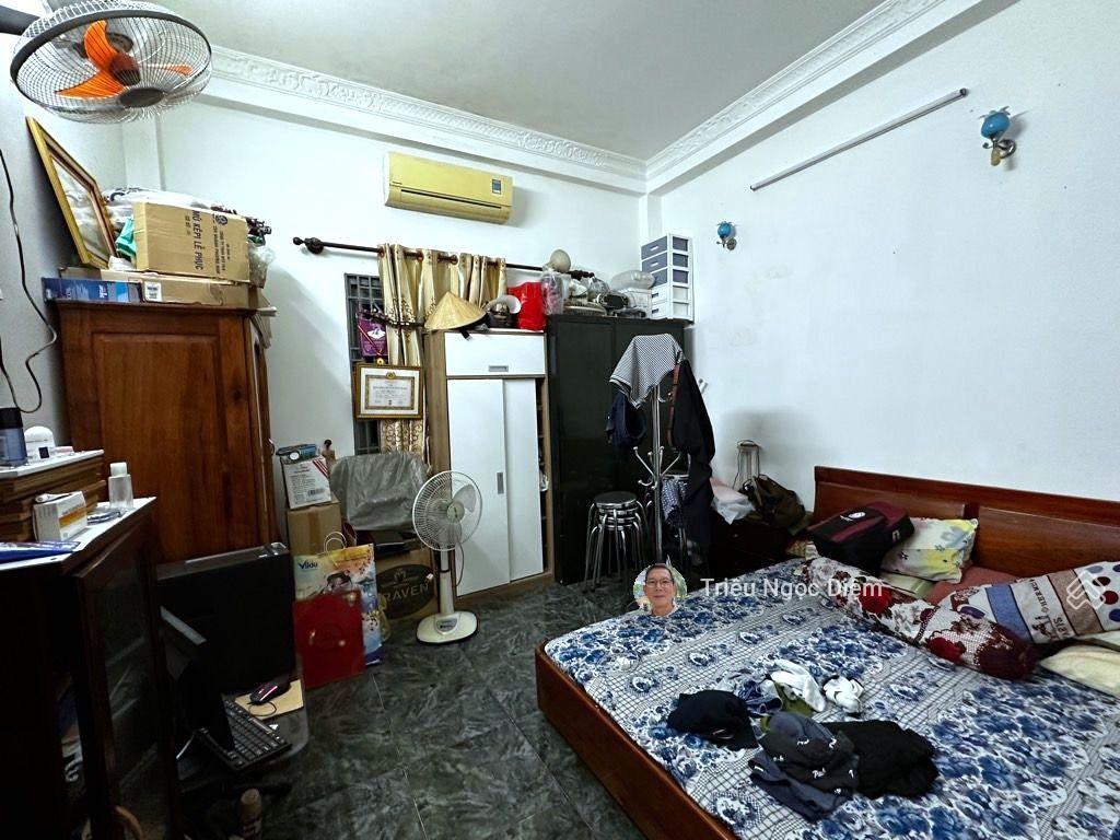 Quận 1 cư xá nguyễn cảnh chân  ngay khu bộ công an hẻm nhựa thông 8 mét , thông trần hưng đạo.