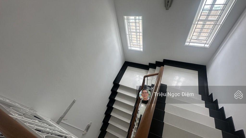 Gấp bán giảm 5 tỷ còn 23.5 tỷ biệt thự đẹp lê trực 393m2 ngang 12.5m. 3 tầng ô tô vào nhà