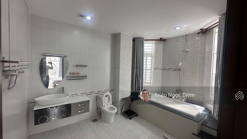 Gấp bán giảm 5 tỷ còn 23.5 tỷ biệt thự đẹp lê trực 393m2 ngang 12.5m. 3 tầng ô tô vào nhà
