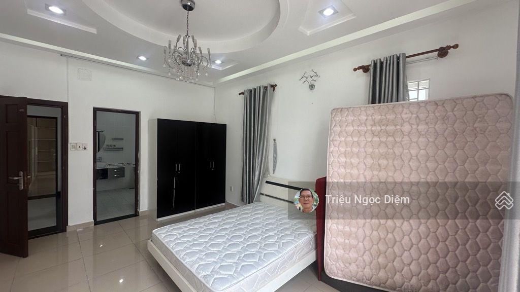 Gấp bán giảm 5 tỷ còn 23.5 tỷ biệt thự đẹp lê trực 393m2 ngang 12.5m. 3 tầng ô tô vào nhà
