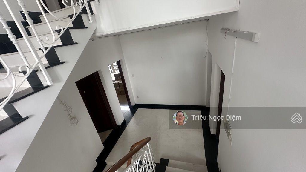 Gấp bán giảm 5 tỷ còn 23.5 tỷ biệt thự đẹp lê trực 393m2 ngang 12.5m. 3 tầng ô tô vào nhà