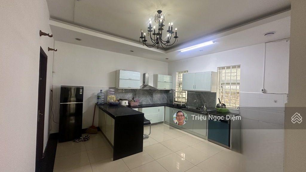 Gấp bán giảm 5 tỷ còn 23.5 tỷ biệt thự đẹp lê trực 393m2 ngang 12.5m. 3 tầng ô tô vào nhà