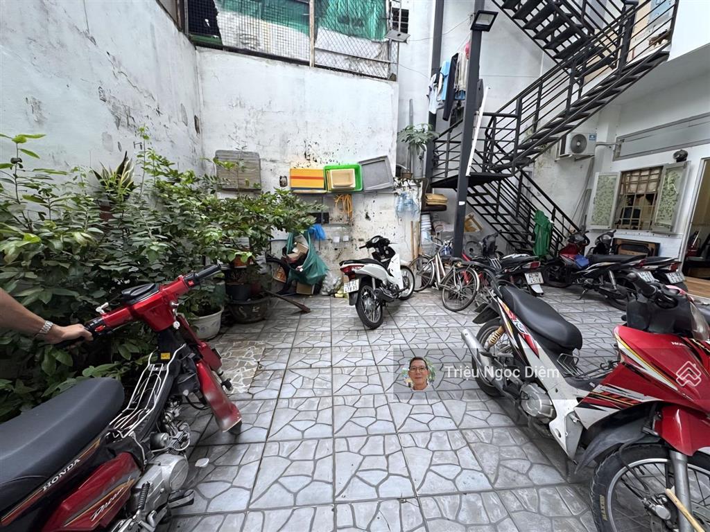 Cmt8 quận 10 148m2. ngang 8.5m hiếm có. 4 tầng ô tô vào nhà. thu nhập 70 triệu/tháng .