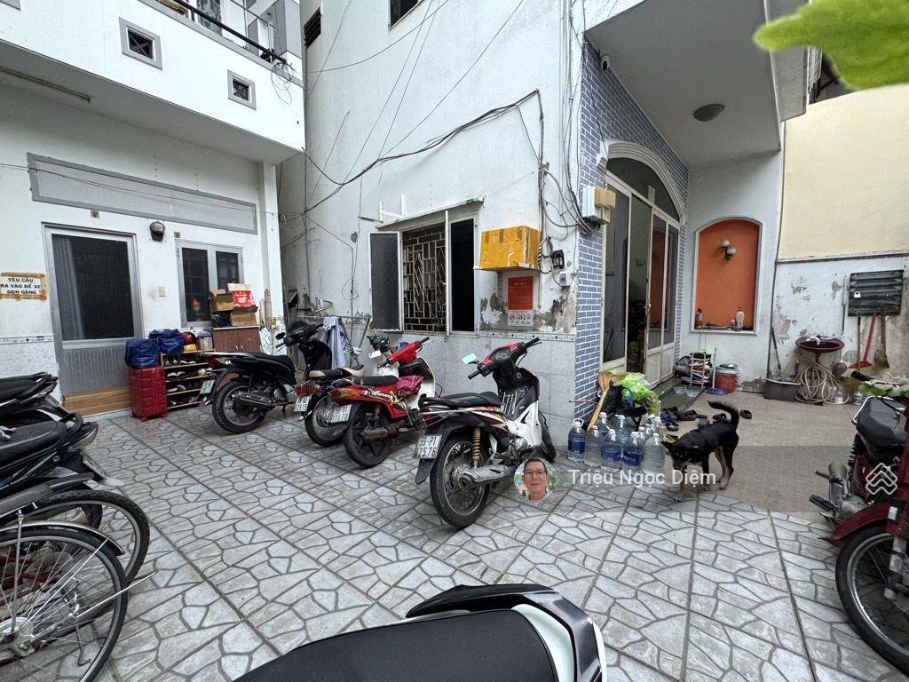 Cmt8 quận 10 148m2. ngang 8.5m hiếm có. 4 tầng ô tô vào nhà. thu nhập 70 triệu/tháng .