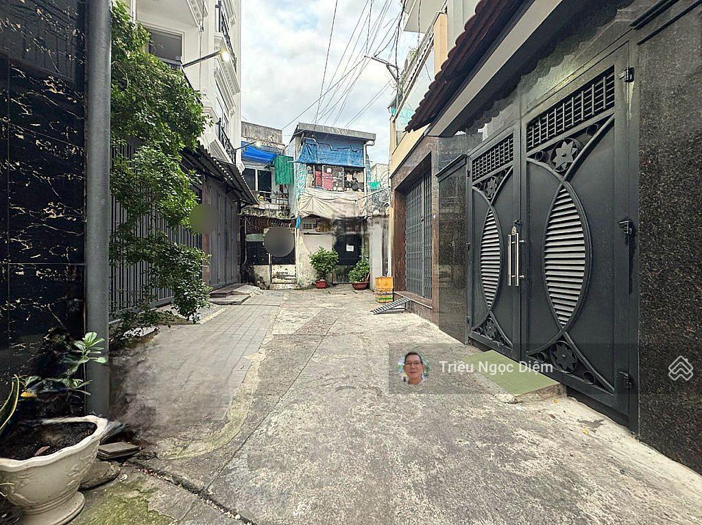 Cmt8 quận 10 148m2. ngang 8.5m hiếm có. 4 tầng ô tô vào nhà. thu nhập 70 triệu/tháng .