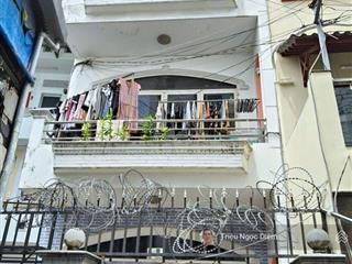 Cmt8 quận 10 148m2. ngang 8.5m hiếm có. 4 tầng ô tô vào nhà. thu nhập 70 triệu/tháng .