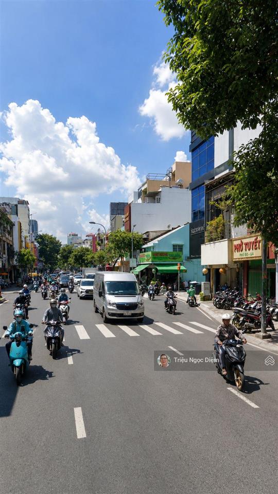 Mặt tiền đinh tiên hoàng kinh doanh sầm uất 91m nở hậu nhà 3 tầng thang máy nhà đẹp.
