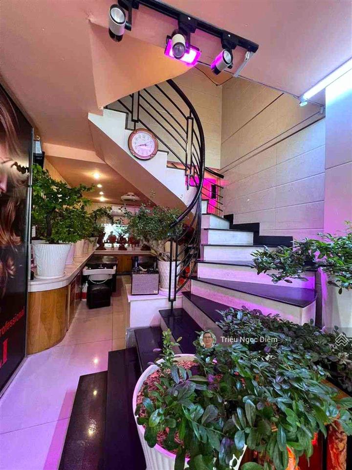 Giảm 1 tỷ nhà mặt tiền huỳnh văn bánh, phú nhuận 42m2 4 tầng đang cho thuê 27tr/tháng chỉ 11 tỷ