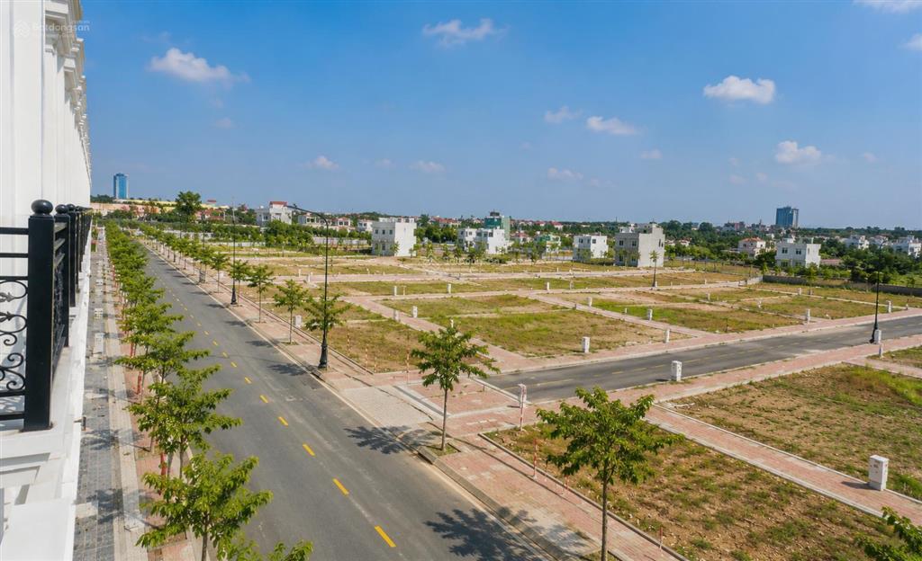 Lô đất 4x15m gần chợ và khu dân cư, giá 3,2 tỷ, phù hợp đầu tư hoặc xây ở.