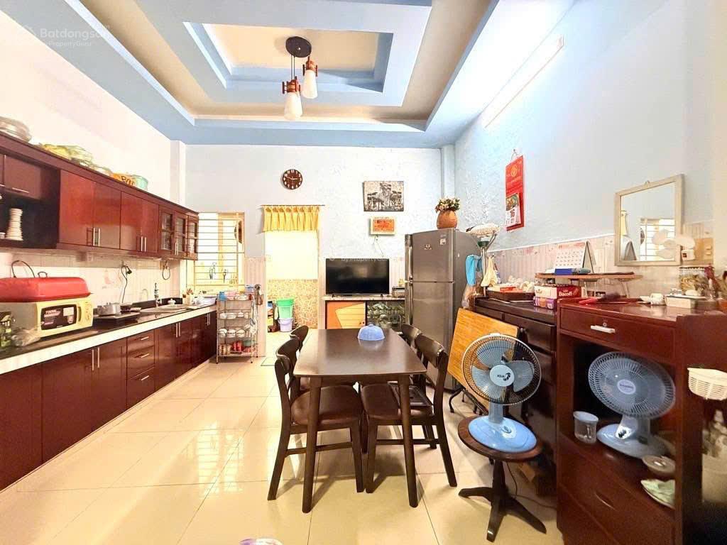 Bán nhà 3 tầng  gần ngã tư thủ đức  chỉ 5.95 tỷ  đường oto 6m