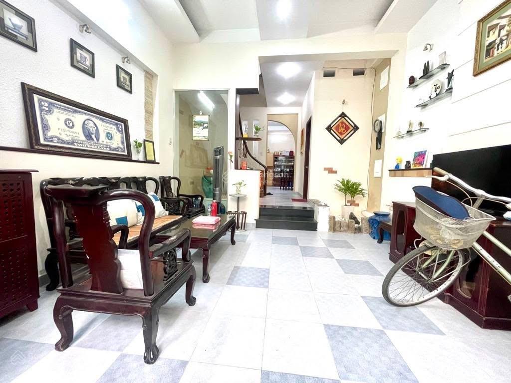 Bán nhà 3 tầng 84m2 (5*18m)  6,5 tỷ, gần ngã 4 thủ đức, hxh thông ra lê văn việt