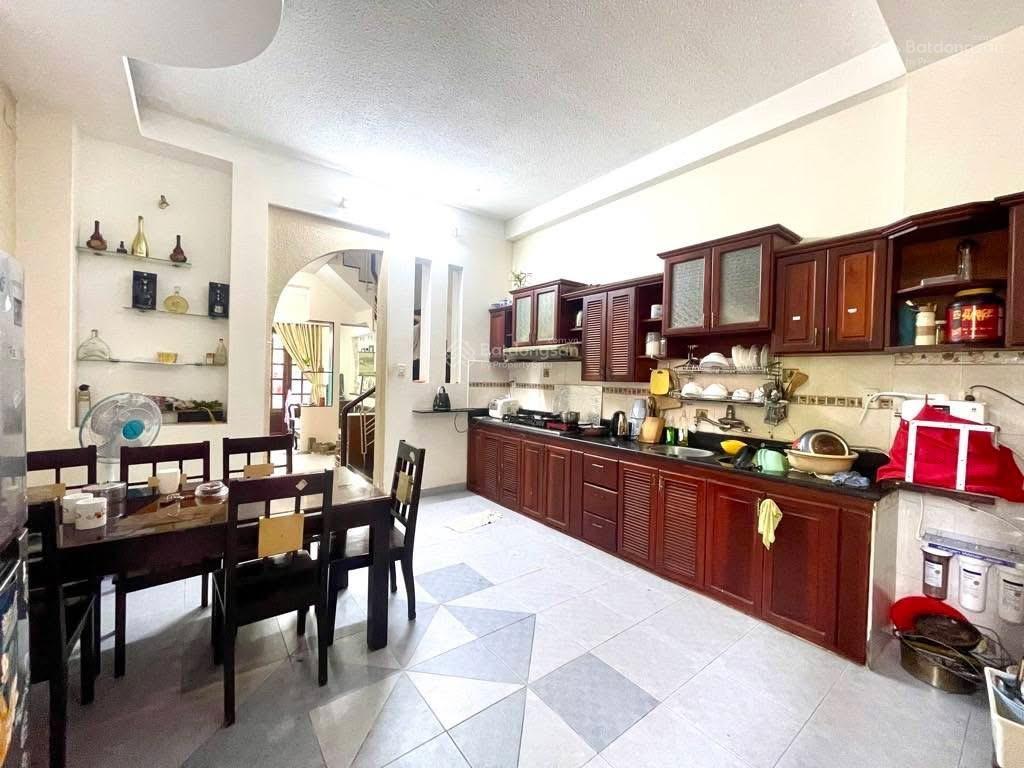 Bán nhà 3 tầng 84m2 (5*18m)  6,5 tỷ, gần ngã 4 thủ đức, hxh thông ra lê văn việt