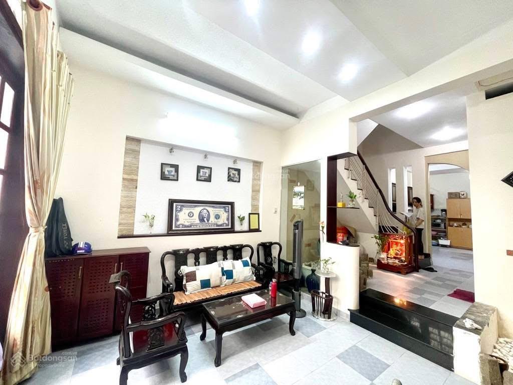 Bán nhà 3 tầng 84m2 (5*18m)  6,5 tỷ, gần ngã 4 thủ đức, hxh thông ra lê văn việt