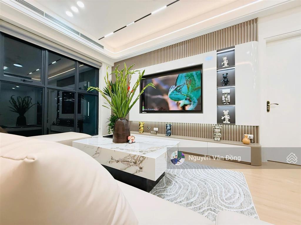 Chính chủ bán căn hộ cao cấp vinhomes metropolis, sổ đỏ sang tên ngay, nội thất để lại đầy đủ đồ