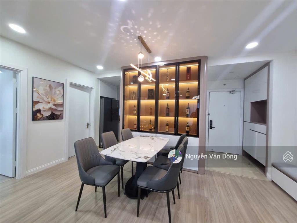 Vợ chồng tôi cần bán căn hộ đẹp goldmark city, nội thất đầy đủ, đồ đẹp, sổ đỏ sẵn, có slot ô tô