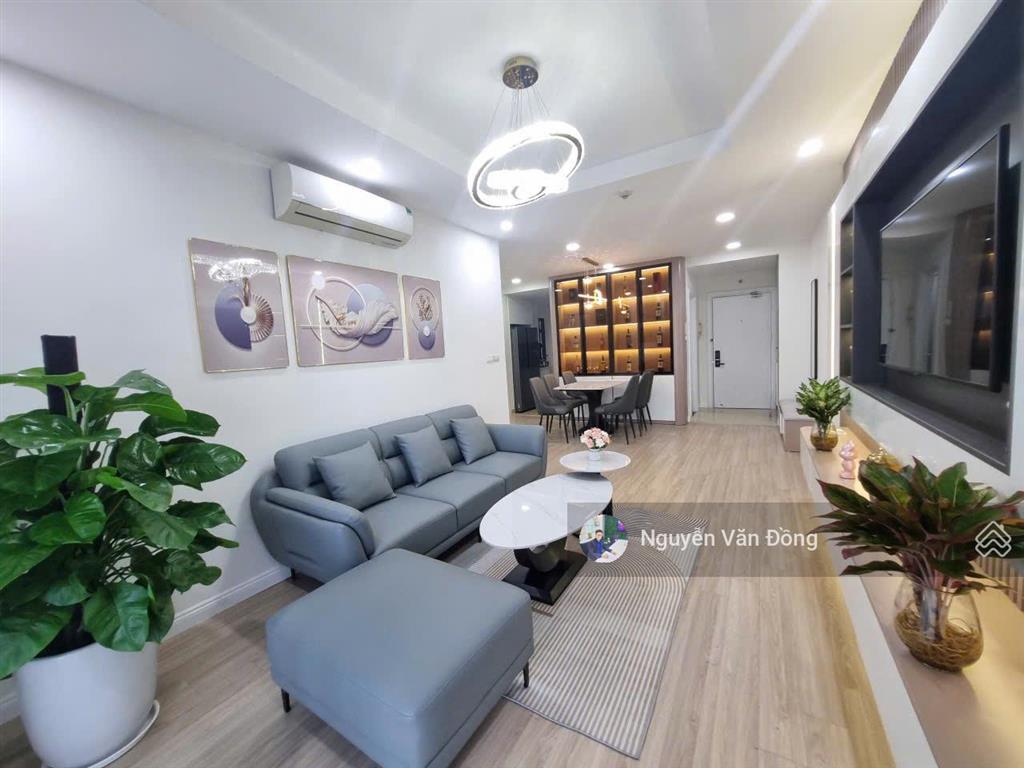Vợ chồng tôi cần bán căn hộ đẹp goldmark city, nội thất đầy đủ, đồ đẹp, sổ đỏ sẵn, có slot ô tô