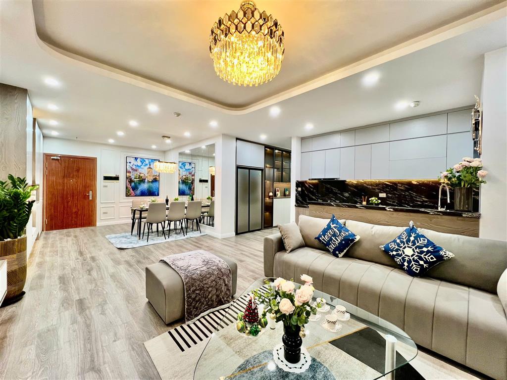 Vợ chồng tôi bán căn hộ 3 ngủ 110m2 tầng đẹp goldsilk giá cực tốt, sổ đỏ chính chủ, nội thất full