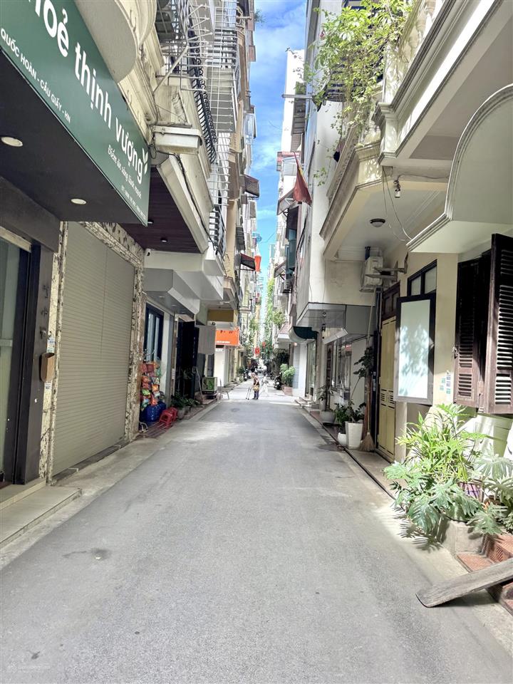 Chủ nhà mua nhà to hơn nên bán gấp căn nhà phân lô phố trần quốc hoàn, cầu giấy, 50m2 x 5t,giá 16ty