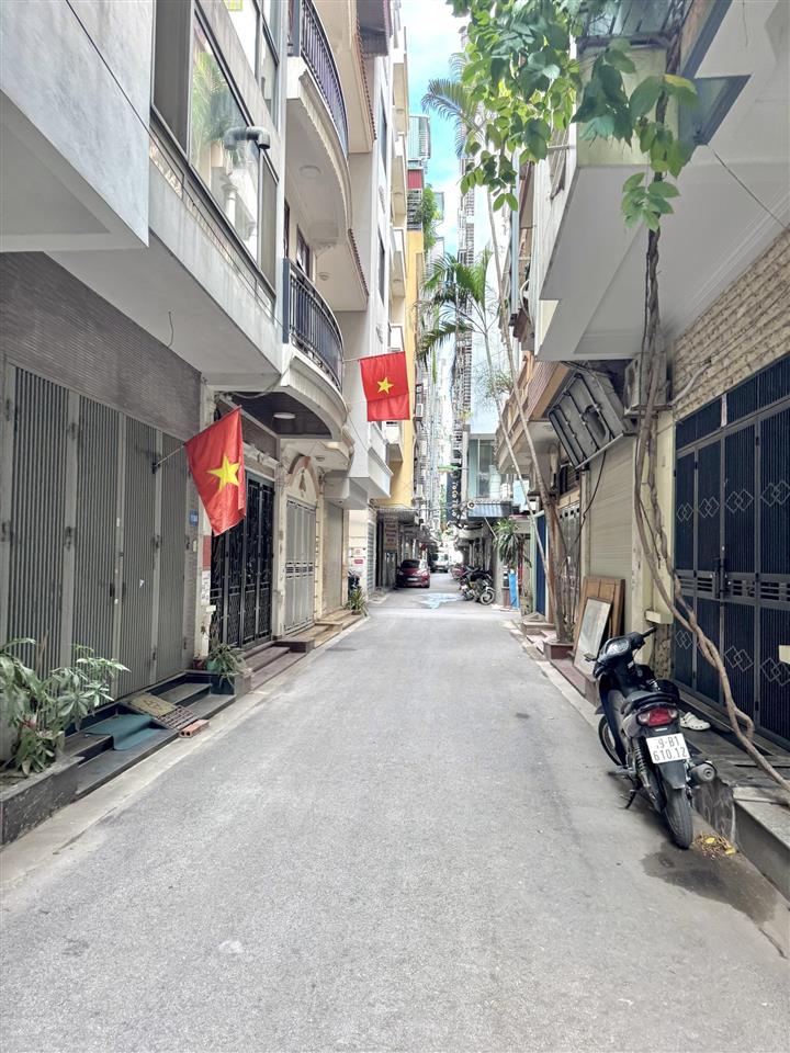 Chủ nhà mua nhà to hơn nên bán gấp căn nhà phân lô phố trần quốc hoàn, cầu giấy, 50m2 x 5t,giá 16ty
