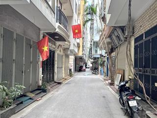 Chủ nhà mua nhà to hơn nên bán gấp căn nhà phân lô phố trần quốc hoàn, cầu giấy, 50m2 x 5t,giá 16ty