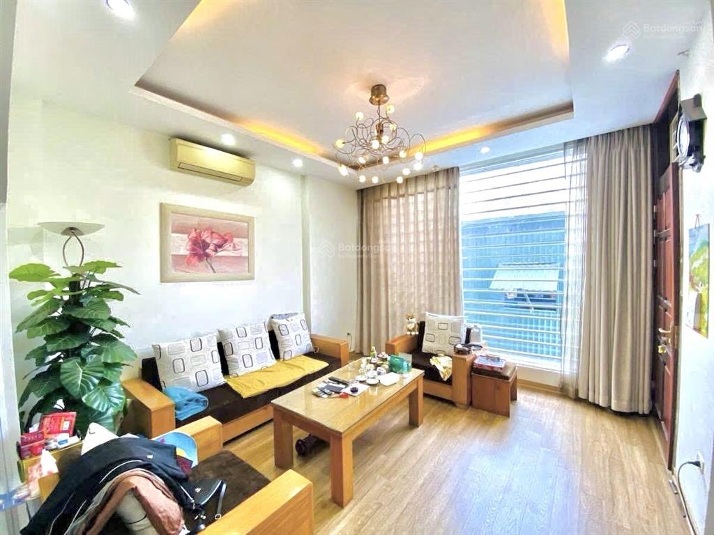 Chủ nhà mua nhà to hơn nên bán gấp căn nhà phân lô phố trần quốc hoàn, cầu giấy, 50m2 x 5t,giá 16ty