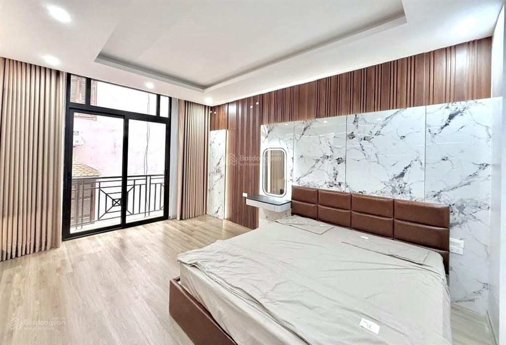 Chủ nhà mua nhà to hơn nên bán gấp căn nhà phân lô phố trần quốc hoàn, cầu giấy, 50m2 x 5t,giá 16ty