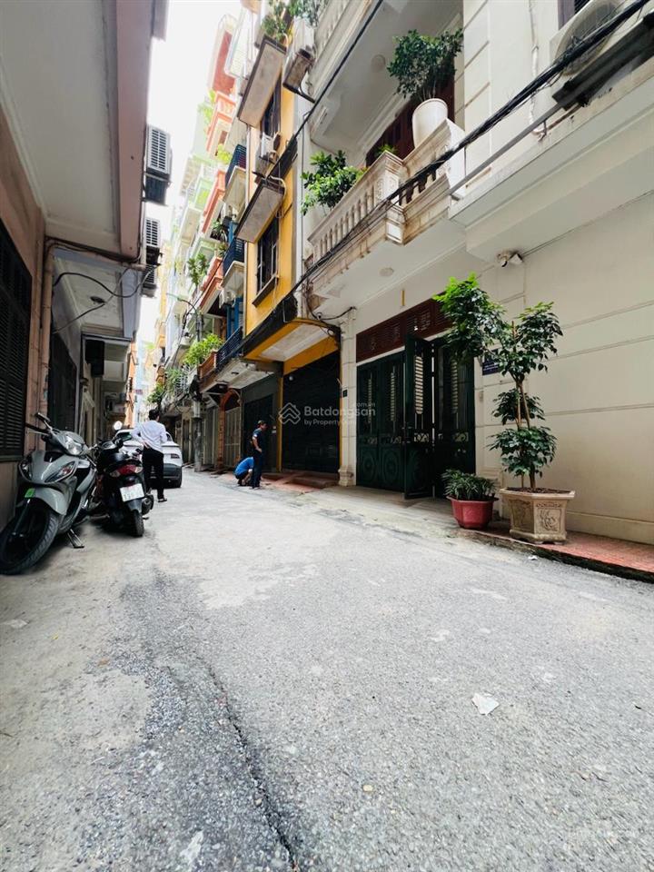 Bán nhà phân lô hoàng cầu, đống đa, oto tránh, kdvp, ngõ thông, 7 chỗ vào nhà, dân trí cao