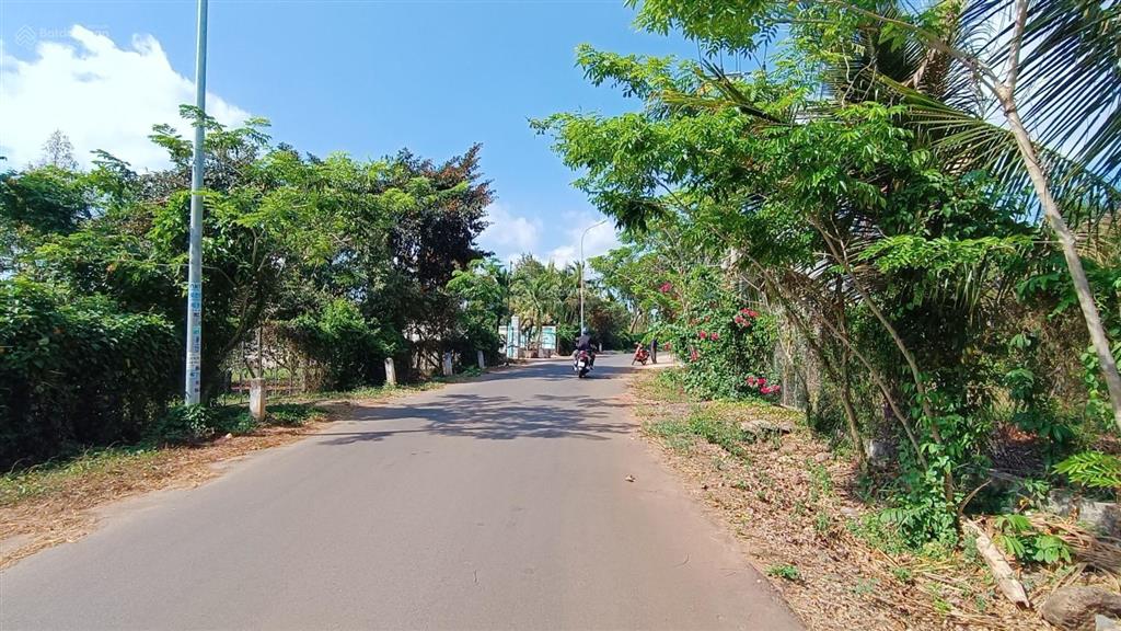 Bán 4,6 hecta 400 thổ cư gần tp bà rịa mặt tiền 354 m chỉ 1,5 triệu /m2 |  0375 159 ***