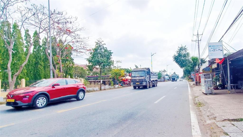 77m mặt tiền trước sau 11,5 tỷ dt 7200m2 /200 thổ cư sát ngã 6 đá bạc và giáp đường 765 siêu vip