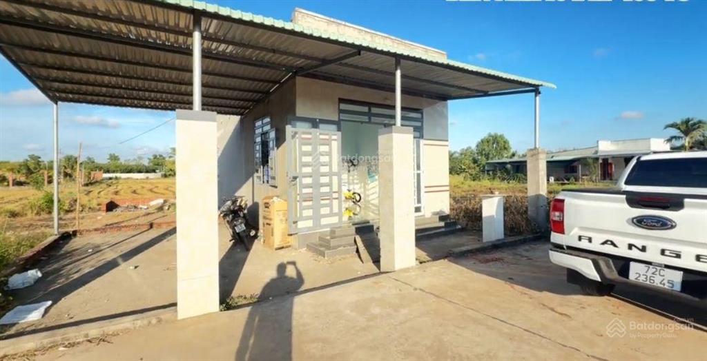 1,75 tỷ có căn nhà đẹp gần cty dongin , cạnh tl 52 và trung tâm hành chính xã view cánh đồng